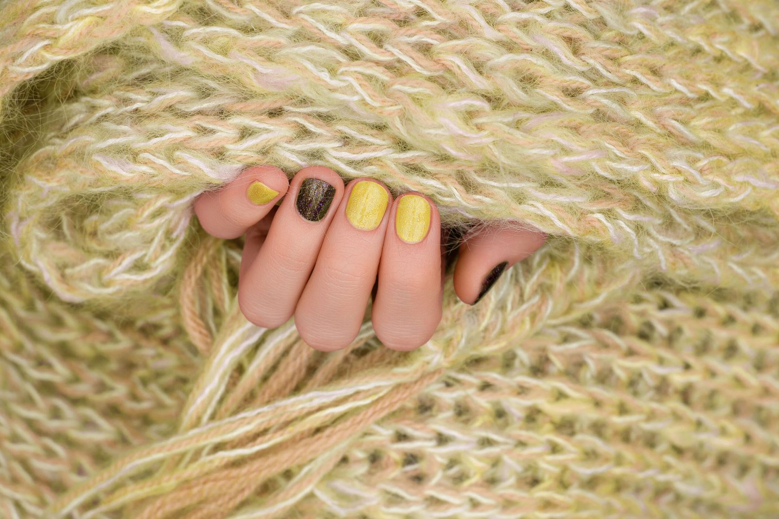 yellow-nail-design-manicured-female-hand-with-glitter-manicure